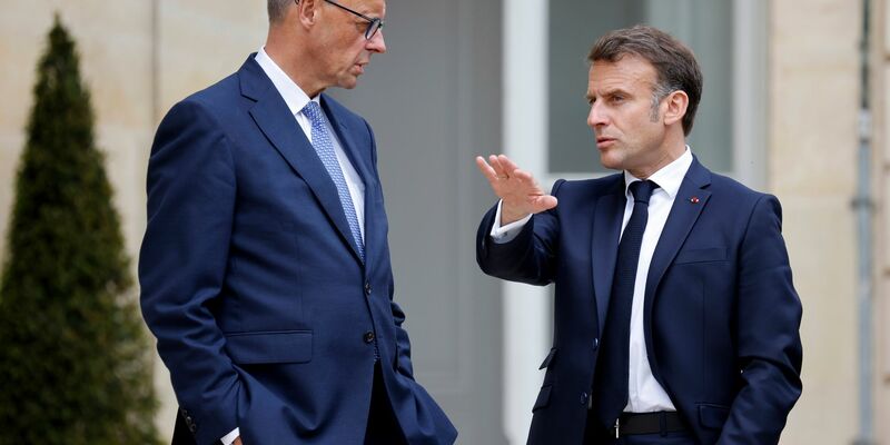 Bundeskanzler Merz und Frankreichs Präsident Macron sind zusammen mit dem britischen Premierminister Starmer auf dem Weg nach Kiew. (Archivbild) - Foto: Ludovic Marin/Pool AFP/AP/dpa