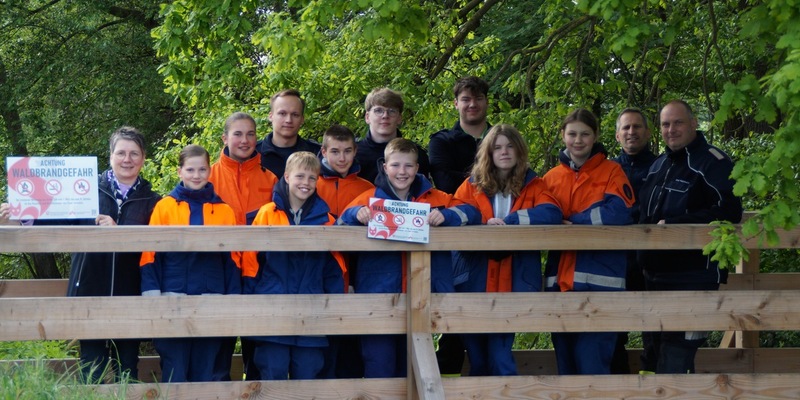 FW Wathlingen: Jugendfeuerwehr Adelheidsdorf-Großmoor sorgt mit Waldbrandhinweisschildern für Aufklärung - Foto: presseportal.de