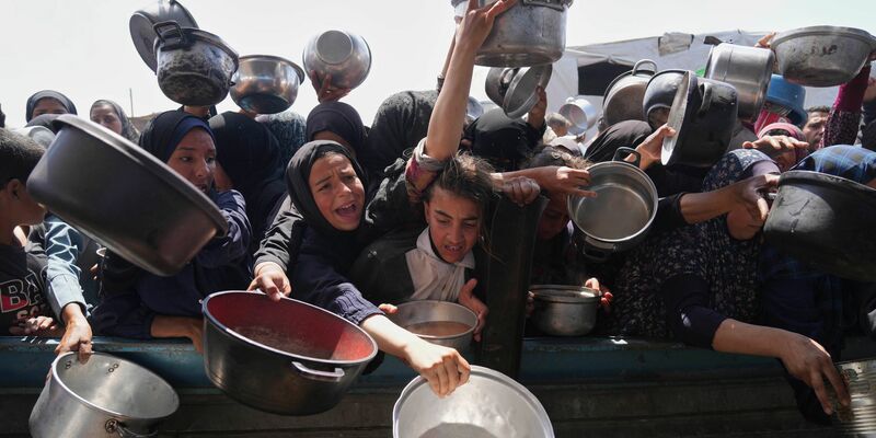 Die Fraktionsvorsitzenden fordern auch die EU-Kommission zu «proaktiven diplomatischen Bemühungen» für einen dauerhaften Waffenstillstand auf. - Foto: Abdel Kareem Hana/AP/dpa