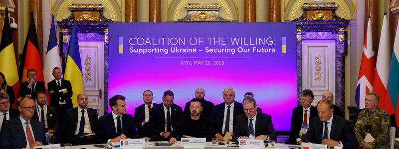 Spitzentreffen in Kiew: Wird es zu einer Waffenruhe zwischen Russland und der Ukraine kommen?  - Foto: Ludovic Marin/Pool AFP/AP/dpa