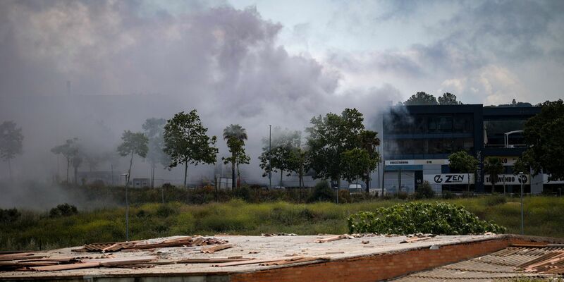 Straßen wurden gesperrt und der Zugverkehr eingestellt, als eine giftige Chlorwolke durch einen Brand in einer Lagerhalle in der Stadt Vilanova i la Geltrú südwestlich von Barcelona über dicht besiedeltes Gebiet hinwegzog. - Foto: Kike Rincón/EUROPA PRESS/dpa
