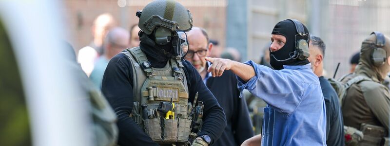 Den 27-Jährigen nahm die Polizei in Gewahrsam. - Foto: Christoph Reichwein/dpa
