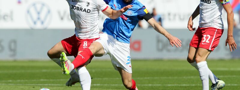 John Tolkin muss mit Holstein Kiel nach einer Saison wieder in die 2. Liga. - Foto: Claus Bergmann/dpa