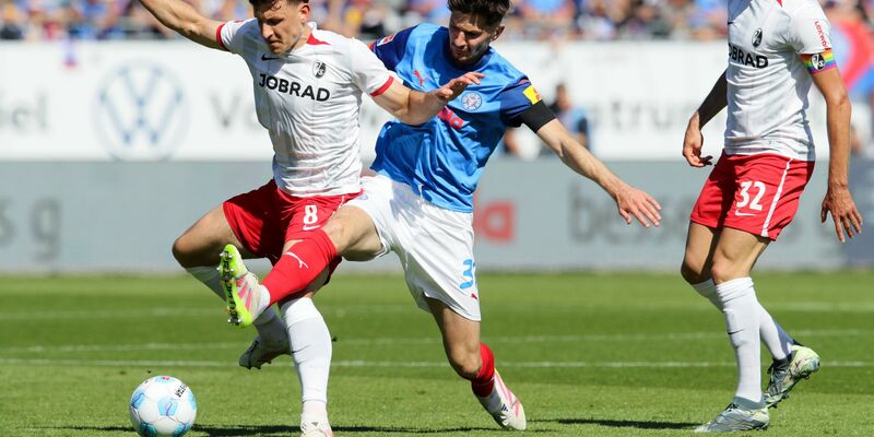 Freiburgs Junior Adamu gestikuliert. - Foto: Claus Bergmann/dpa