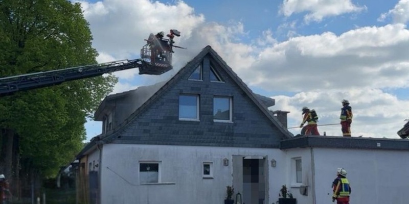 FW Neumünster: Dachstuhlbrand im Stadtteil Wittorf - Feuerwehr verhindert Schlimmeres - Foto: presseportal.de