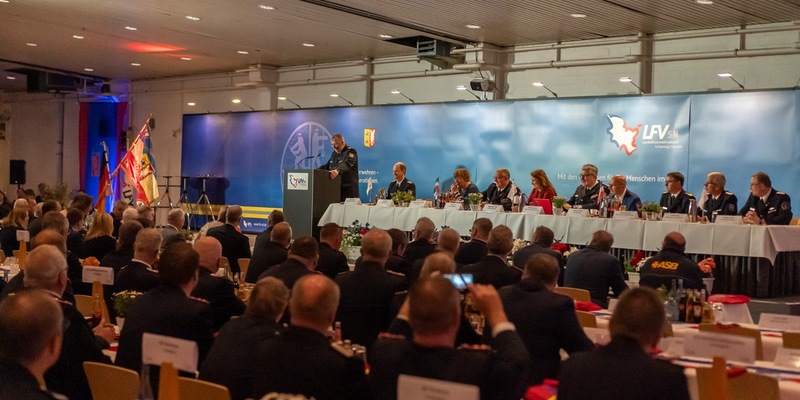 FW-LFVSH: Landesfeuerwehrversammlung 2025: Feuerwehr blickt zuversichtlich in die Zukunft - Talkrunde mit RS.H-Moderator und hochkarätigen Gästen zum Thema Katastrophenschutz - Foto: presseportal.de