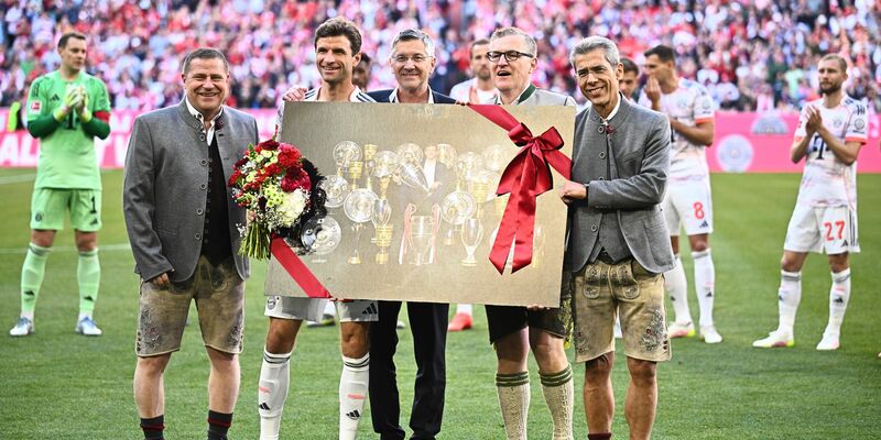 Fans des FC Bayern entrollen ein großes Thomas-Müller-Banner. - Foto: Tom Weller/dpa