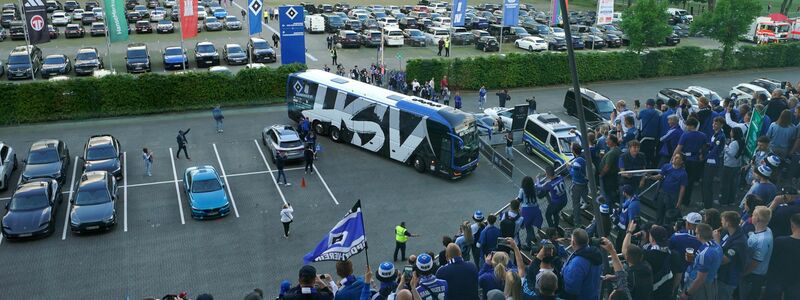 Schon bei der Ankunft am Volksparkstadion von den Fans gefeiert: die HSV-Spieler im Mannschaftsbus.  - Foto: Marcus Brandt/dpa