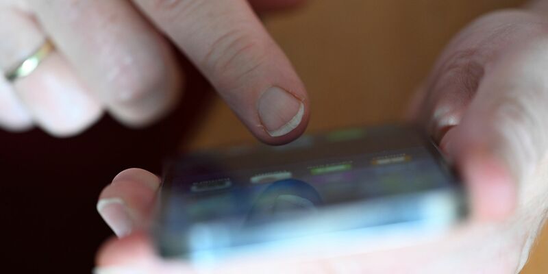 Die Bürger verschicken immer mehr Nachrichten und führen immer weniger klassische Telefonate. - Foto: Bernd Weißbrod/dpa