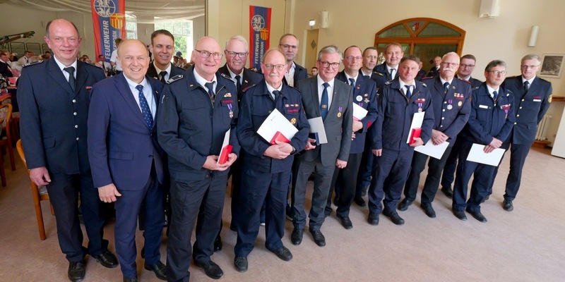 FW-PB: Mehr als 3.200 Feuerwehrleute stehen im Kreis Paderborn bereit / VdF-Kreisverband zieht Jahresbilanz und gratuliert der Feuerwehr Paderborn zum 150-jährigen Bestehen - Foto: presseportal.de