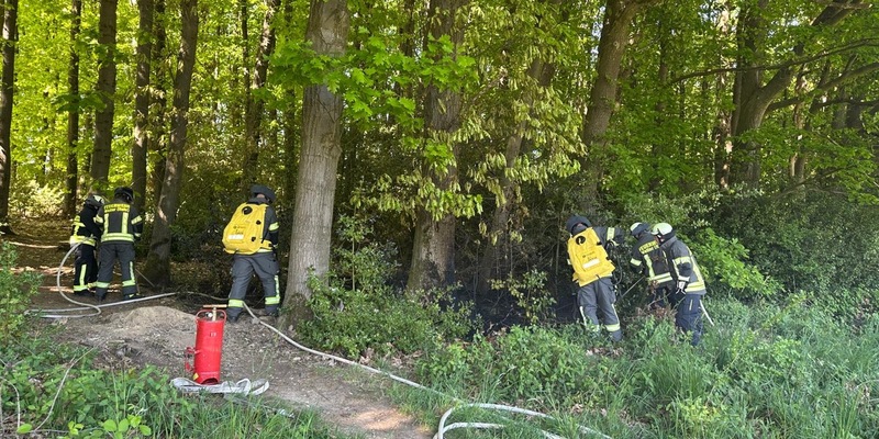 FW-EN: Wetter - Feuerwehr löscht Feuer im Wald - Foto: presseportal.de