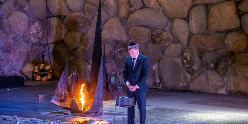 Direkt nach seiner Ankunft trifft der neue Außenminister Johann Wadephul (CDU) in der Küstenmetropole Tel Aviv Angehörige von Geiseln, die von der Hamas noch immer im Gazastreifen festgehalten werden. - Foto: Michael Kappeler/dpa