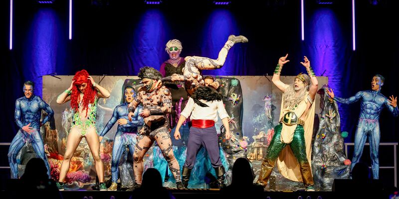 Das Männerballett «Many Monkeys» zeigt den Tanz «Drei Hellau sind nicht genug» bei der Deutschen Meisterschaft im Männerballett. Die Truppe kommt damit auf den zehnten Platz. - Foto: Daniel Löb/dpa