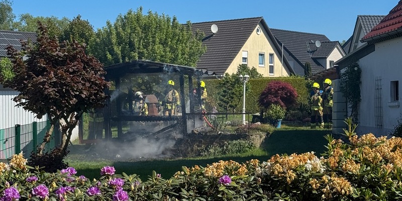 FW-DT: Brennende Gartenhütte - nebenstehende Garage vor den Flammen geschützt - Foto: presseportal.de