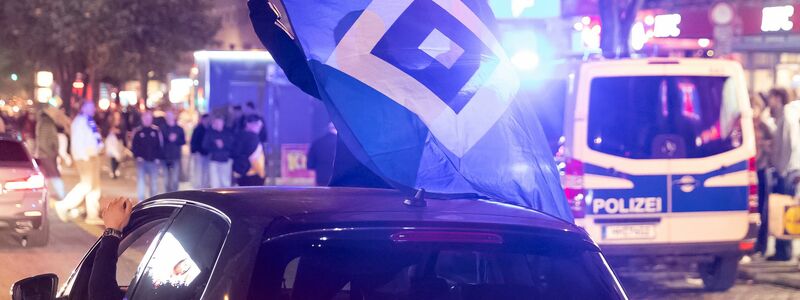 Die HSV-Fans feierten den Aufstieg ausgiebig auf der Reeperbahn. - Foto: Bodo Marks/dpa