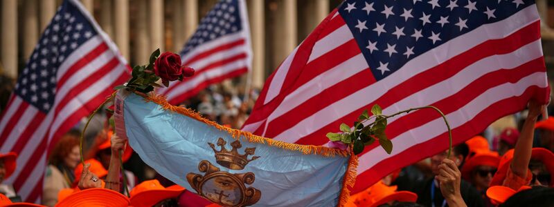 Auch US-Flaggen für den ersten Papst aus den Vereinigten Staaten waren zu sehen. - Foto: Andrew Medichini/AP/dpa