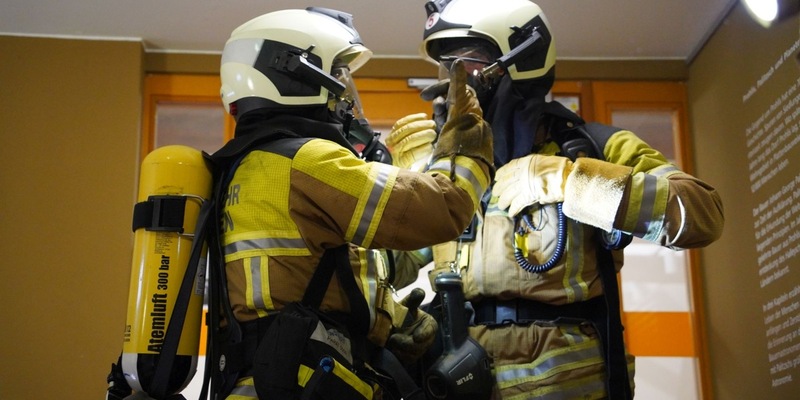FW Dresden: Einsatzkräfte finden leblose Person nach Brand in einer Wohnung - Foto: presseportal.de