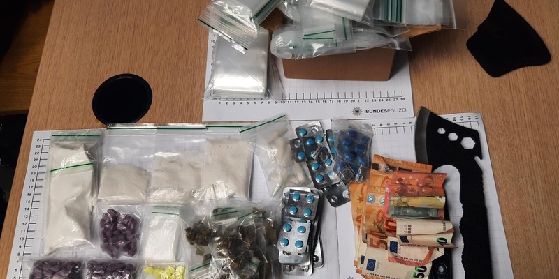BPOL NRW: Großer Drogenfund und Festnahme - Bundespolizei verhaftet mutmaßlichen Drogenhändler nach Fluchtversuch - Foto: presseportal.de