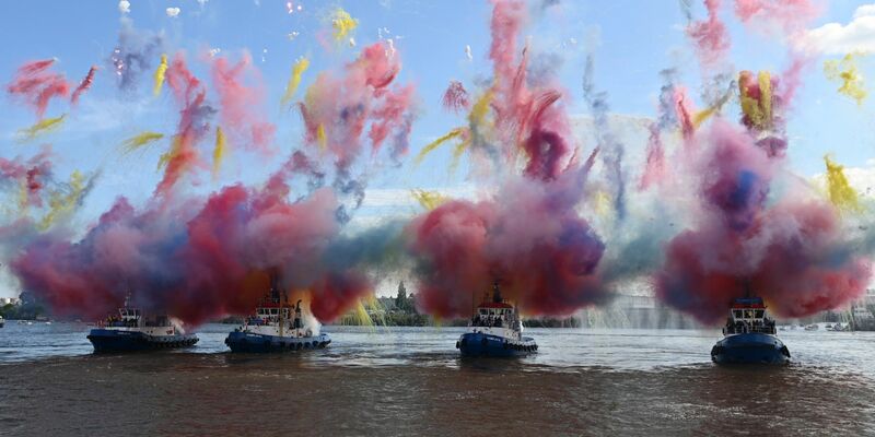 Die bis zu 3.000 PS starken Schlepper tanzten in diesem Jahr auch zu dem durch Freddy Quinn in Deutschland populär gewordenen Seemannslied «La Paloma». - Foto: David Hammersen/dpa