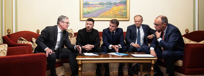 Mit Trump am Telefon: Fünf europäische Staatschefs in Kiew.  - Foto: -/Ukrainisches Präsidentenbüro/dpa