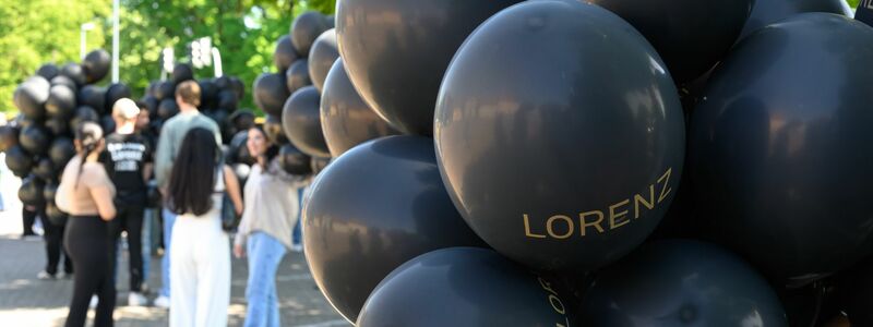 Bei einer Kundgebung für den von der Polizei erschossenen Lorenz steigen schwarze Ballons mit seinem Namen auf.  - Foto: Izabela Mittwollen/dpa
