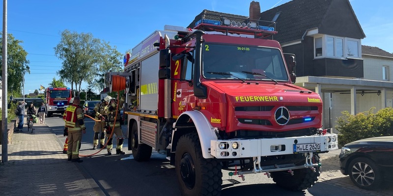 FW Lehrte: Brennende Koniferen sorgen für Feuerwehreinsatz in Ahlten - Foto: presseportal.de