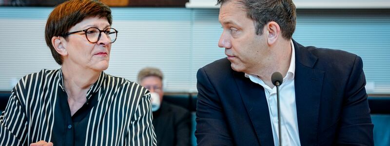 Klingbeil dankt Esken für die Zusammenarbeit. (Archivbild) - Foto: Kay Nietfeld/dpa