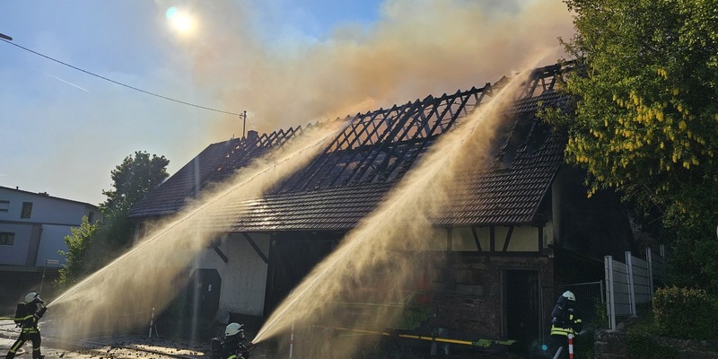 KFV-CW: Jugendliche setzen in Calw-Stammheim Gebäude in Brand / Eingelagertes Heu erschwert Löscharbeiten in Nachbarschaft von Schule und Kindergarten - Foto: presseportal.de