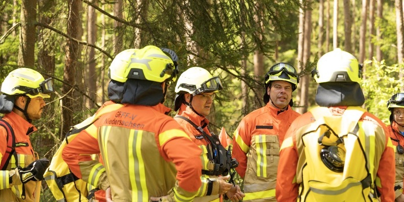 FW Celle: Gemeinsamer Zugdienst der GFFF-V Niedersachsen in Hustedt - Foto: presseportal.de