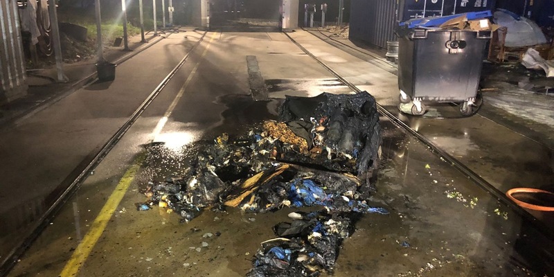 FW-KLE: Brand eines Müllcontainers auf Betriebsgelände - Feuerwehr im nächtlichen Einsatz - Foto: presseportal.de