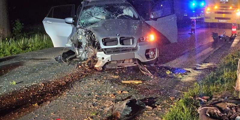 FFW Fredenbeck: PKW fährt gegen Baum / Fahrer nicht mehr vor Ort / BMW stark beschädigt - Foto: presseportal.de