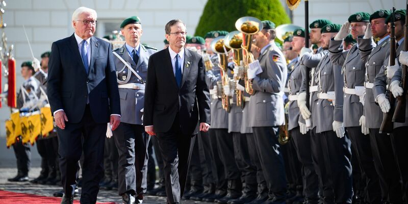 60 Jahre deutsch-israelische Beziehungen - Präsident Herzog wird in Berlin begrüßt. - Foto: Bernd von Jutrczenka/dpa