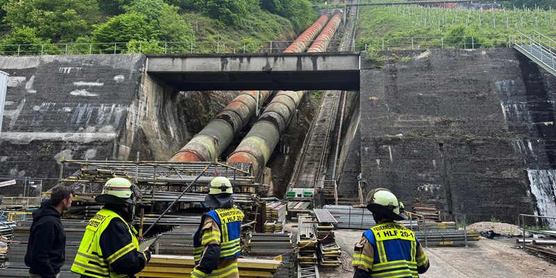 FW-EN: Realistische Einsatzübung der Feuerwehr Herdecke im Weinberg von Project Vino am Hengsteysee - Feuerwehr rettet zwei Personen aus steilem Weinberg - Foto: presseportal.de
