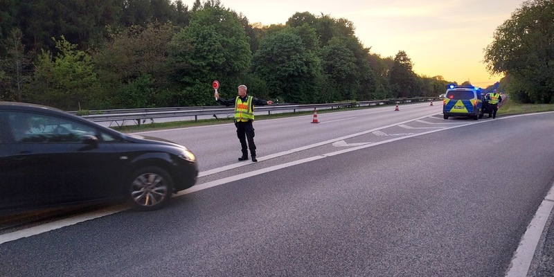 POL-SE: Tornesch / BAB 23 - Polizei führt in den Abendstunden Verkehrskontrolle durch und stellt Verstöße fest - Foto: presseportal.de
