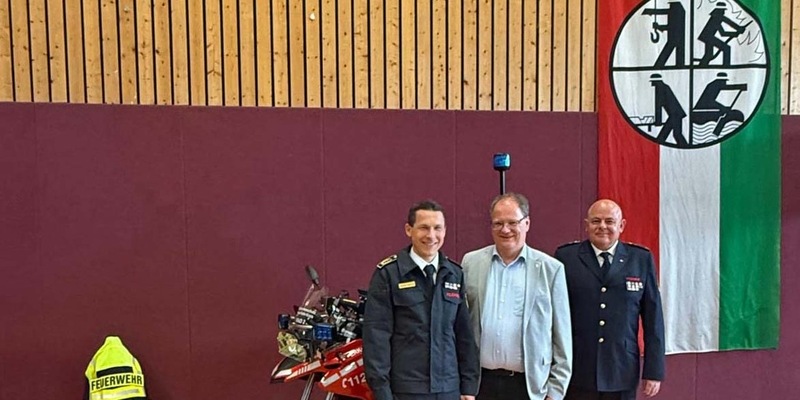 FW-EN: Traditionelles Ehrentreffen würdigt langjährigen Einsatz der Ehrenabteilungen - Martin Weber stellt sich als neuer Kreisbrandmeister vor - Olaf Schade mit silberner Ehrennadel geehrt - Foto: presseportal.de