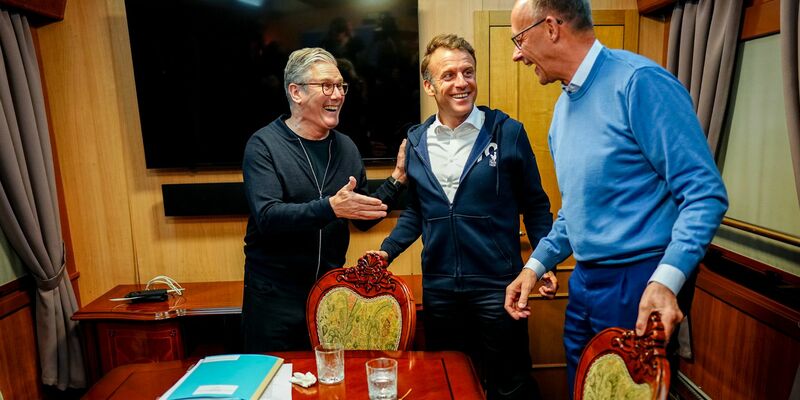 Auf dem Weg nach Kiew besprechen sich Präsident Emmanuel Macron, Bundeskanzler Friedrich Merz und Premierminister Keir Starmer - und wegen der anwesenden Presse räumt Macron noch schnell etwas vom Tisch, was später für Gerüchte sorgt. - Foto: Kay Nietfeld/dpa