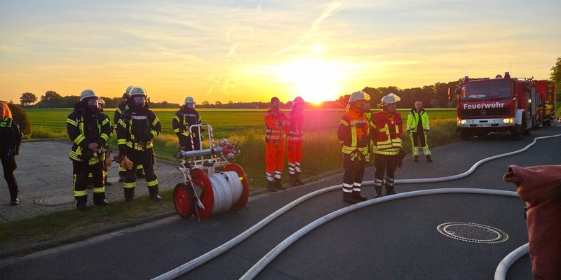 FW-ROW: Zimmerbrand breitet sich auf Gebäude aus - Foto: presseportal.de