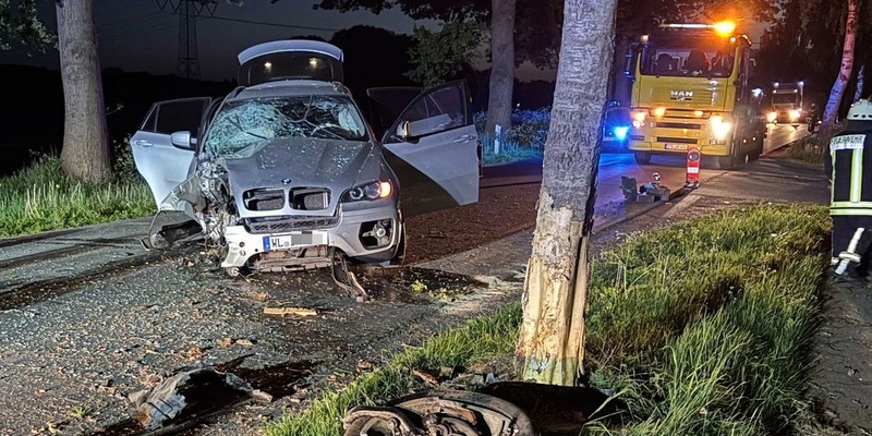 POL-STD: Autofahrer kommt unter Alkoholeinfluss von der Straße ab und prallt gegen mehrere Bäume - Fahrer flüchtet zunächst zu Fuß - Fotos - Foto: presseportal.de