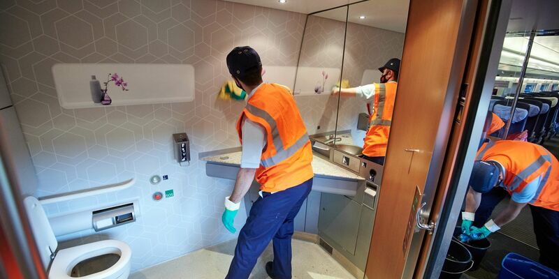 Unpünktliche Züge sind nicht das Einzige, das Fahrgäste stört. (Archivbild) - Foto: Bernd Thissen/dpa