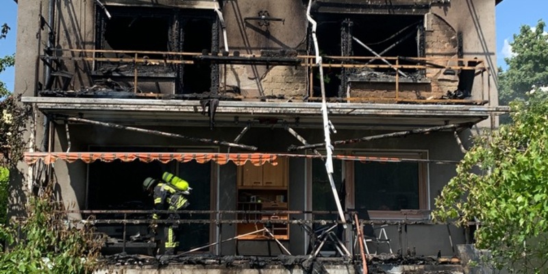 FW Ludwigshafen: Gebäudebrand in Ludwigshafen-Oggersheim - Foto: presseportal.de