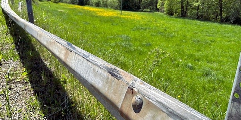 POL-PDKL: Schutzplanke beschädigt und abgehauen - Foto: presseportal.de