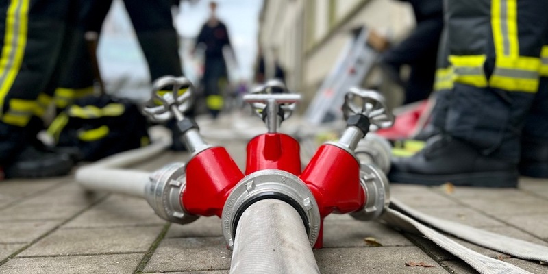 FW-NE: Zimmerbrand in Mehrfamilienhaus | Feuerwehr verhindert Ausbreitung auf gesamtes Dachgeschoss - Foto: presseportal.de