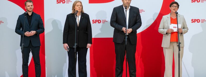 Lars Klingbeil dankt Saskia Esken für die Zusammenarbeit. - Foto: Christophe Gateau/dpa