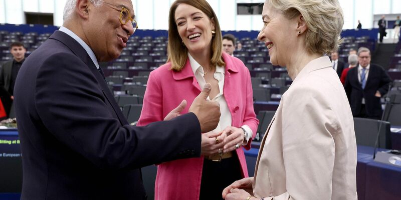 Zu dritt 200 Kilometer im Charter-Jet: Costa, Metsola und von der Leyen. - Foto: Frederick Florin/AFP/dpa