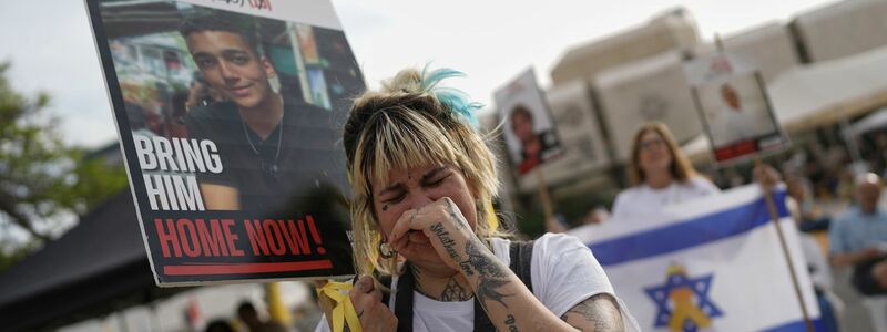 In Tel Aviv haben sich Menschen versammelt, um die Freilassung gemeinsam zu verfolgen.  - Foto: Oded Balilty/AP/dpa