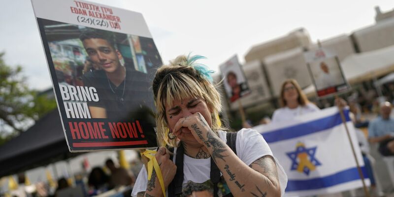 In Tel Aviv versammelten sich Menschen, um die Freilassung gemeinsam zu verfolgen. - Foto: Oded Balilty/AP/dpa
