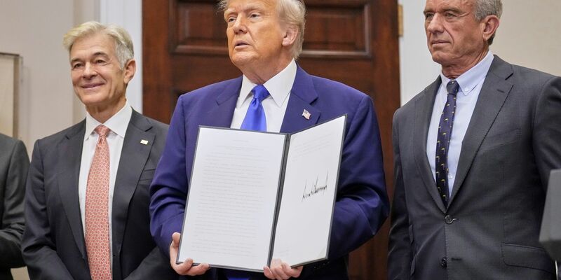 Mit einem neuen Dekret nimmt Trump die Pharmabranche ins Visier. - Foto: Mark Schiefelbein/AP/dpa