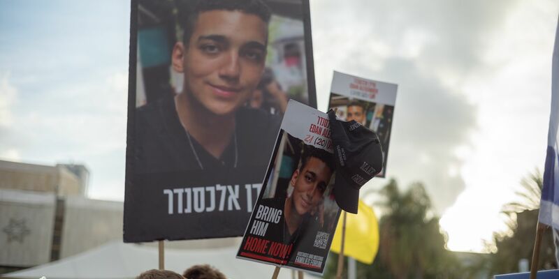 Der Soldat Edan Alexander wurde am 7. Oktober 2023 während des Hamas-Massakers von einem Militärstützpunkt entführt. - Foto: Ilia Yefimovich/dpa