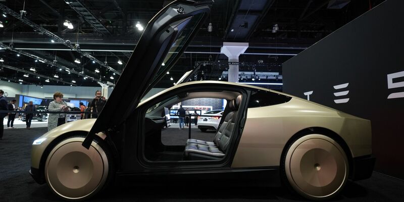 Ein Robotaxi-Fahrzeug ohne Lenkrad und Pedale will Tesla von 2026 an bauen. (Archivbild) - Foto: Jae C. Hong/AP/dpa