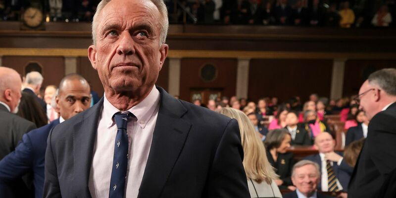 Gesundheitsgefahr wegen einer hohen Bakterienkonzentration: Das hält den US-Gesundheitsminister offensichtlich nicht vom Plantschen ab.  - Foto: Win McNamee/POOL Getty Images/dpa